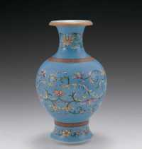二十世纪 蓝地粉彩花瓶